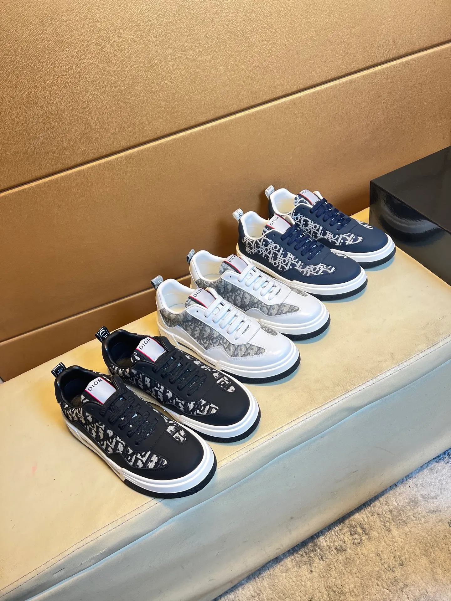 Men's shoes 💰400💰👑👑Dior original quality.~ Unique modern style sneakers. 🏃A must-have casual shoe for trendy men😍😍 Original brand imported from Italy, imported original leather, sheep lining (refuses to discolor and grind feet) Sole: Original sole provided by the original factory, French lazy style design ⚠️Fit to the feet, original quality, super comfortable original sole. It’s like shooting the real thing 🎬The real thing is better, high-quality sneakers wan men’s shoe size: 38-44